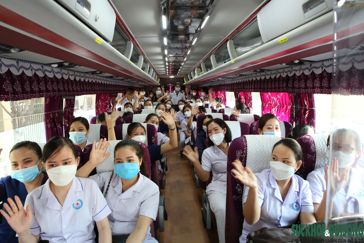 152 cán bộ y tế Hà Tĩnh lên đường hỗ trợ tỉnh Nghệ An  lấy mẫu xét nghiệm diện rộng  - Ảnh 4.