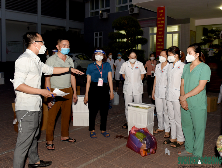 Trắng đêm lấy mẫu làm xét nghiệm cho người dân TP Vinh - Ảnh 2.