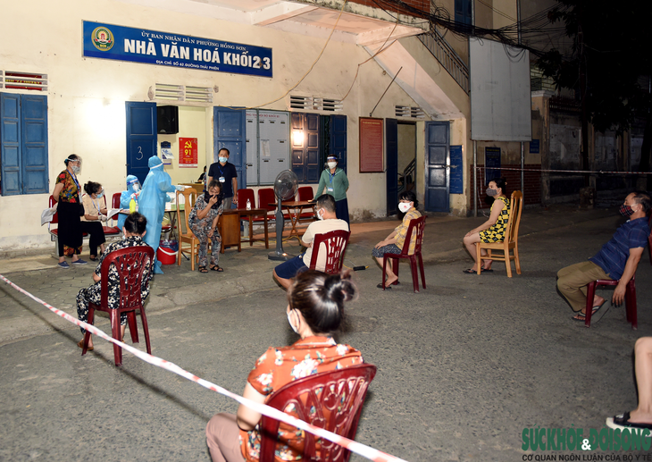 Trắng đêm lấy mẫu làm xét nghiệm cho người dân TP Vinh - Ảnh 7.