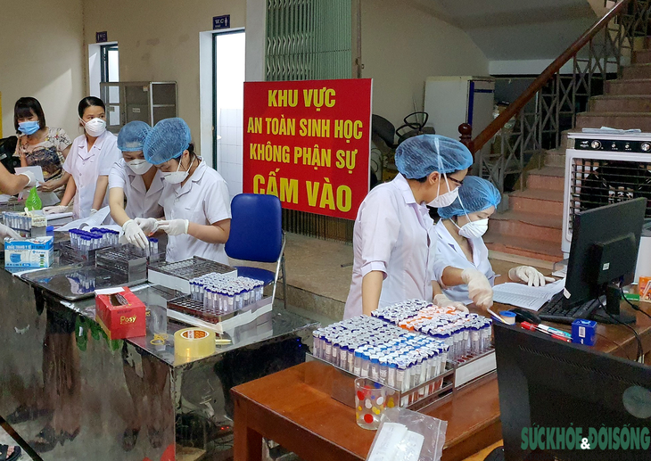 Trắng đêm lấy mẫu làm xét nghiệm cho người dân TP Vinh - Ảnh 10.