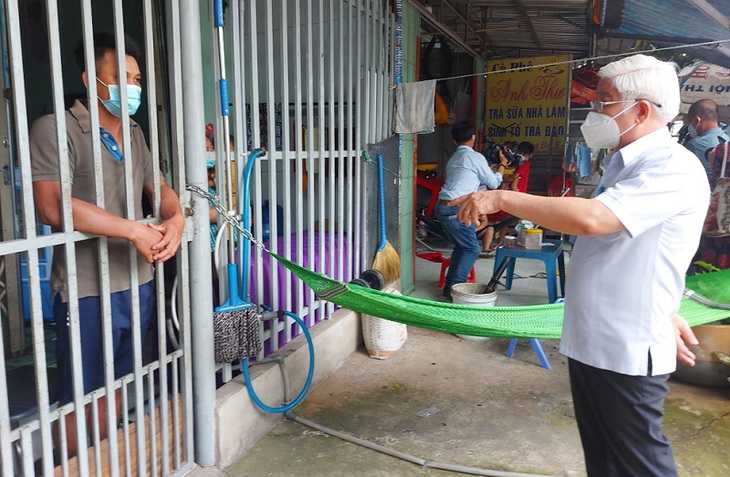 Phó Thủ tướng Chính phủ Vũ Đức Đam kiểm tra tình hình chống dịch tại phường "khóa chặt" của Bình Dương - Ảnh 3.