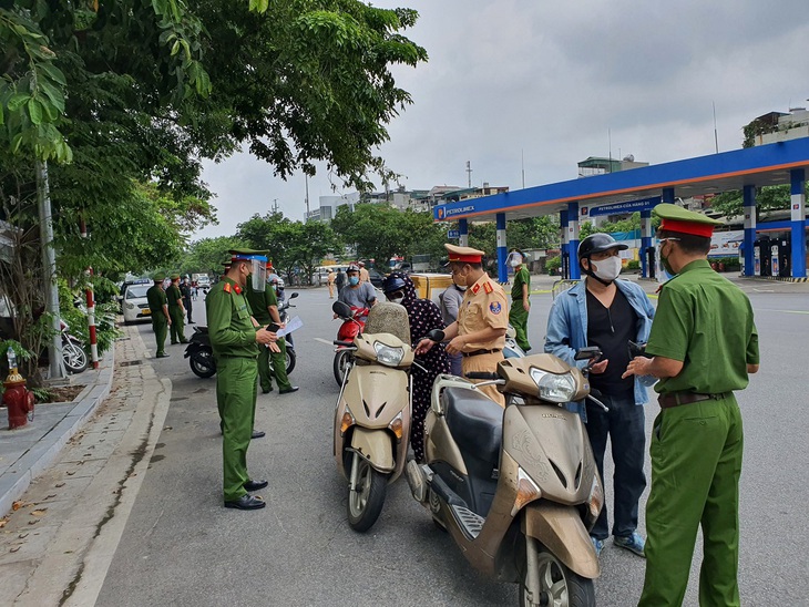 Xử phạt gần 1.000 trường hợp vi phạm trong ngày thứ 2 Hà Nội thực hiện giãn cách đợt 3 - Ảnh 2. Xử phạt gần 1.000 trường hợp vi phạm trong ngày thứ 2 Hà Nội thực hiện giãn cách đợt 3 - Ảnh 2.