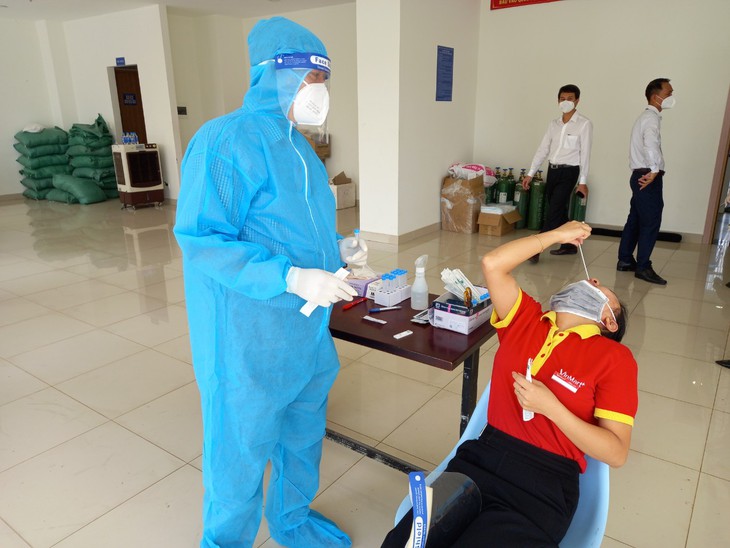 Người dân ở tâm dịch an tâm tự test nhanh COVID-19 tại nhà - Ảnh 3. Người dân ở tâm dịch an tâm tự test nhanh COVID-19 tại nhà - Ảnh 3.