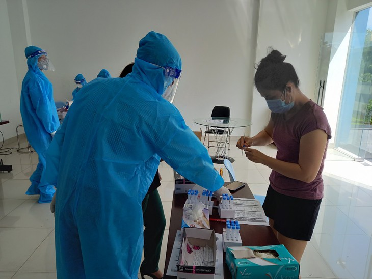 Người dân ở tâm dịch an tâm tự test nhanh COVID-19 tại nhà - Ảnh 5. Người dân ở tâm dịch an tâm tự test nhanh COVID-19 tại nhà - Ảnh 5.