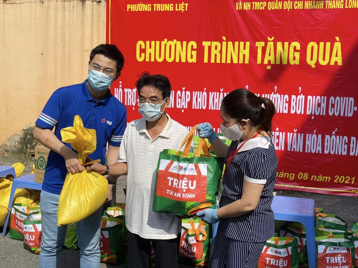 'Triệu túi an sinh' giúp người yếu thế vượt qua đại dịch - Ảnh 4.