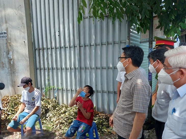 Phó Thủ tướng Chính phủ Vũ Đức Đam kiểm tra tình hình chống dịch tại phường "khóa chặt" của Bình Dương - Ảnh 2.
