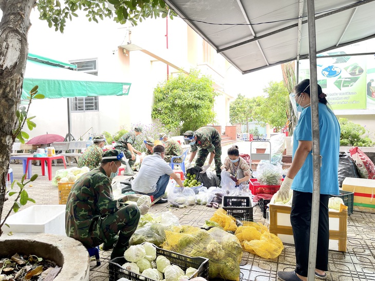 TP.HCM: Gần 500.000 túi quà an sinh đã được trao - Ảnh 2.