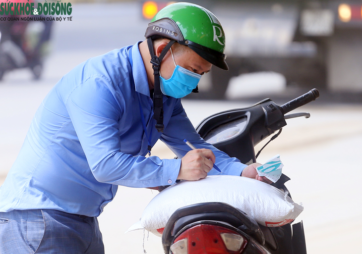 Hà Nội: Xuất hiện thêm loạt ca mắc mới, nhiều ngõ trên đường Nguyễn Trãi được thắt chặt - Ảnh 16. Hà Nội: Xuất hiện thêm loạt ca mắc mới, nhiều ngõ trên đường Nguyễn Trãi được thắt chặt - Ảnh 16.