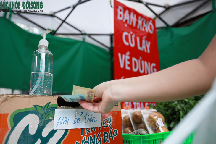 Sau khi lựa chọn hàng, người mua bỏ tiền vào chiếc hộp bên cạnh để thanh toán số hàng đã mua