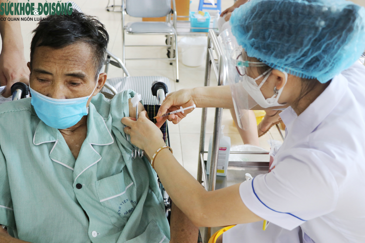Bệnh nhân điều trị thận nhân tạo phấn khởi vì được tiêm vaccine COVID-19 - Ảnh 2.