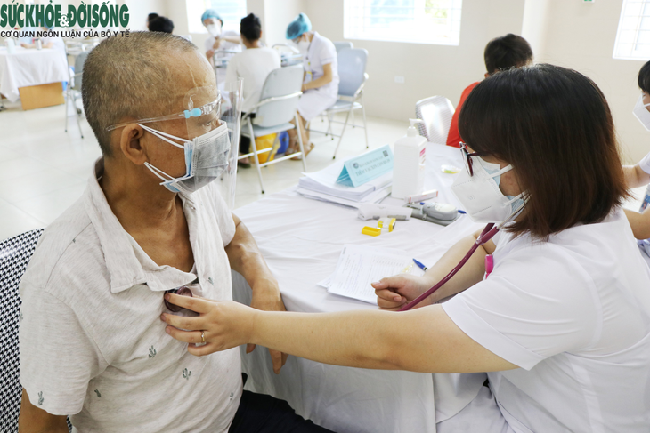 Bệnh nhân điều trị thận nhân tạo phấn khởi vì được tiêm vaccine COVID-19 - Ảnh 4.