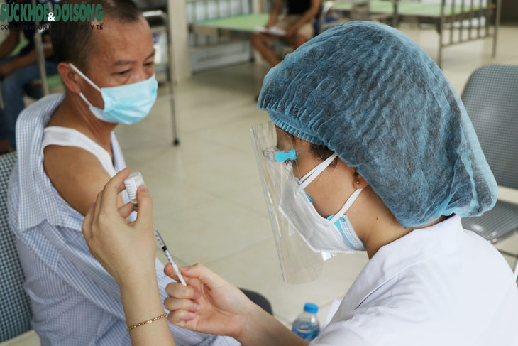 Bệnh nhân điều trị thận nhân tạo phấn khởi vì được tiêm vaccine COVID-19 - Ảnh 7.