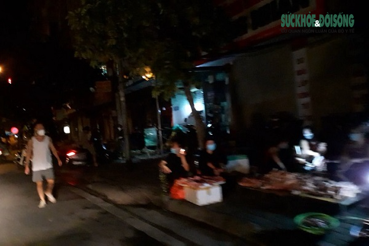 Hà Nội, tờ mờ sáng người dân vẫn ra đường tập thể dục - Ảnh 2.