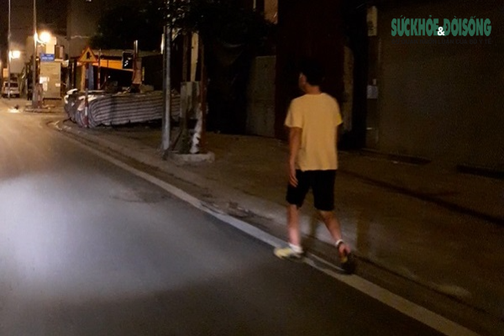 Hà Nội, tờ mờ sáng người dân vẫn ra đường tập thể dục - Ảnh 1.