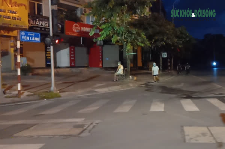 Hà Nội, tờ mờ sáng người dân vẫn ra đường tập thể dục - Ảnh 3.