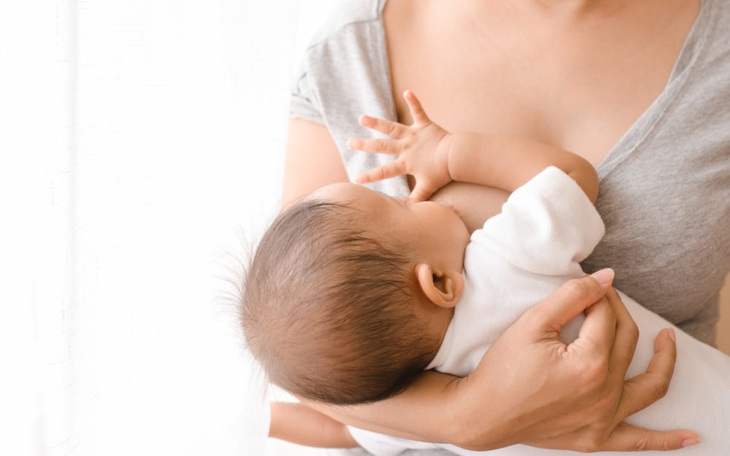 Mẹ tiêm vaccine ngừa COVID -19 có thể truyền kháng thể cho con qua sữa