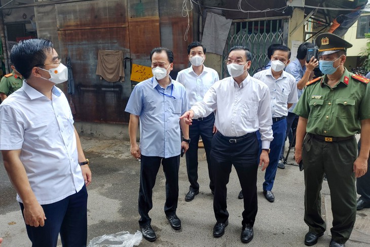 Chủ tịch Hà Nội chỉ là "lỗ hổng" nguy hiểm trong "vùng đỏ" phong toả phòng dịch COVID-19 - Ảnh 1. Chủ tịch Hà Nội chỉ là "lỗ hổng" nguy hiểm trong "vùng đỏ" phong toả phòng dịch COVID-19 - Ảnh 1.