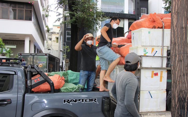 Bánh chưng, giò chả từ Hà Giang 'bay' vào tâm dịch TP.HCM