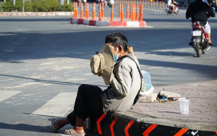 Đưa người lang thang vào ở tạm ký túc xá, trường học trong thời gian giãn cách - Ảnh 2.