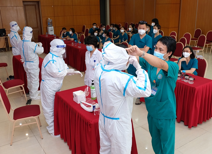 Các "chiến sĩ" Bệnh viện Tai Mũi Họng TW lần 2 vào Trung tâm hồi sức tích cực COVID-19 - Ảnh 3.