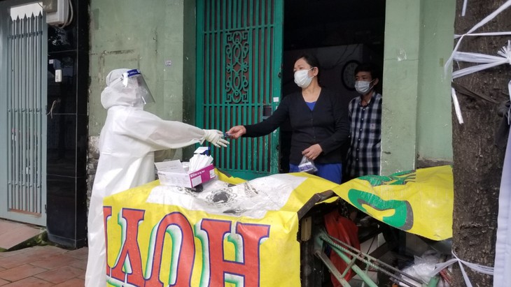 Xuyên trưa, xuyên đêm đến với F0 COVID-19 - Ảnh 2. Xuyên trưa, xuyên đêm đến với F0 COVID-19 - Ảnh 2.