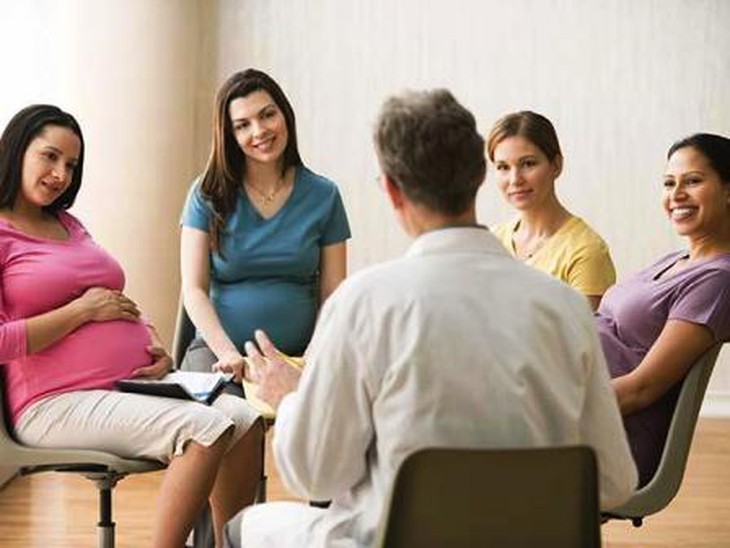 Trước khi sinh, sản phụ và chồng nên tham gia vào các lớp học tiền sản để đỡ lo lắng khi gặp những vấn đề khó khăn lúc chăm sóc trẻ sơ sinh. Trước khi sinh, sản phụ và chồng nên tham gia vào các lớp học tiền sản để đỡ lo lắng khi gặp những vấn đề khó khăn lúc chăm sóc trẻ sơ sinh.