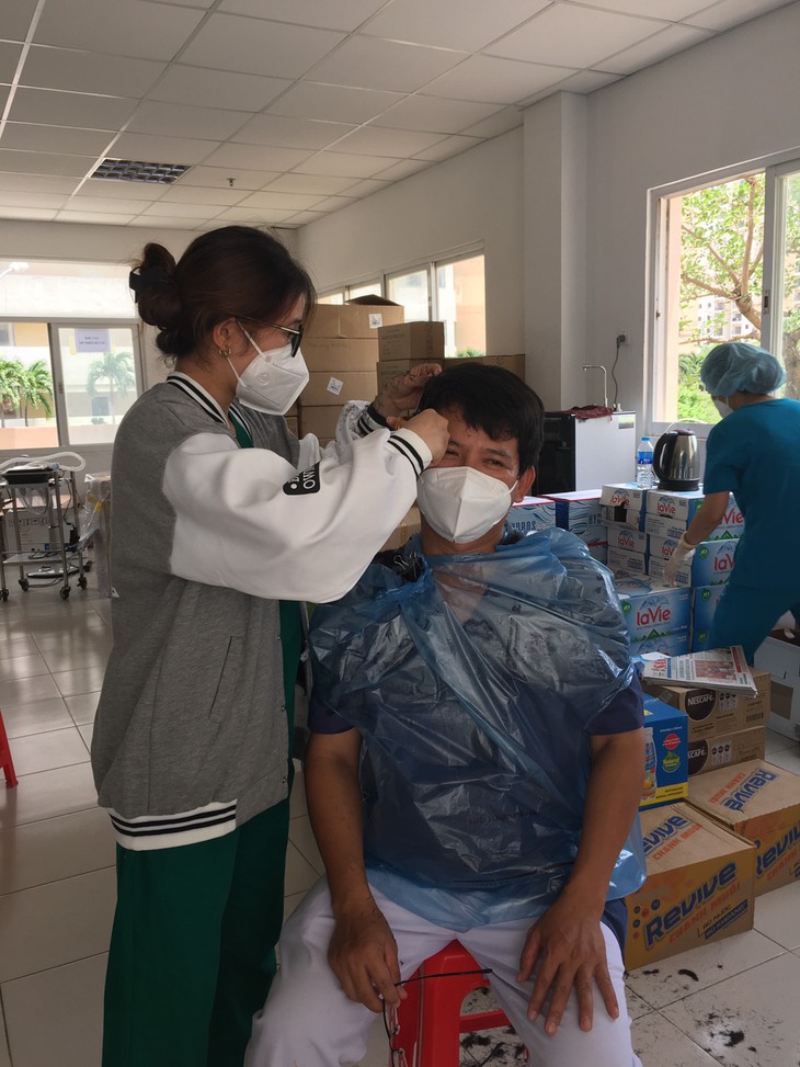 Xúc động y bác sĩ viết đơn xin tiếp tục ở lại bệnh viện dã chiến để điều trị bệnh nhân COVID-19 - Ảnh 5. Xúc động y bác sĩ viết đơn xin tiếp tục ở lại bệnh viện dã chiến để điều trị bệnh nhân COVID-19 - Ảnh 5.