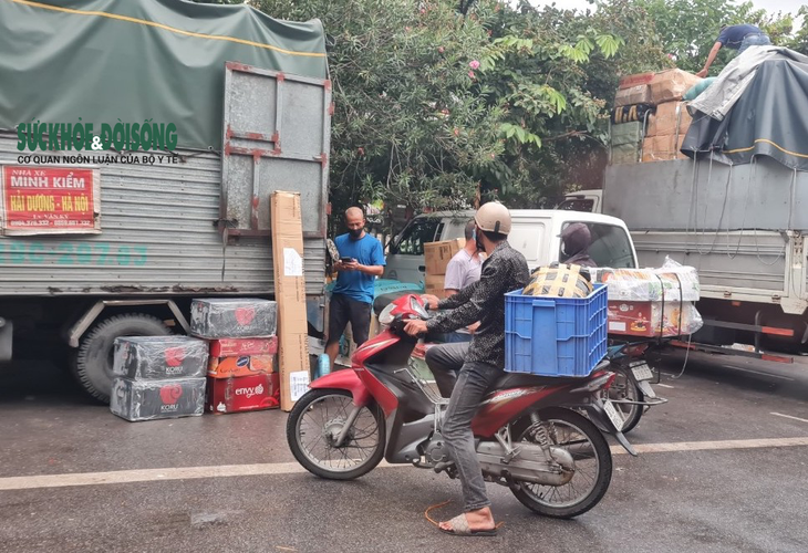 Hà Nội vào cao điểm làm sạch cộng đồng, hàng trăm người vẫn tụ tập ở điểm trung chuyển hàng hoá “chui” - Ảnh 4. Hà Nội vào cao điểm làm sạch cộng đồng, hàng trăm người vẫn tụ tập ở điểm trung chuyển hàng hoá “chui” - Ảnh 4.
