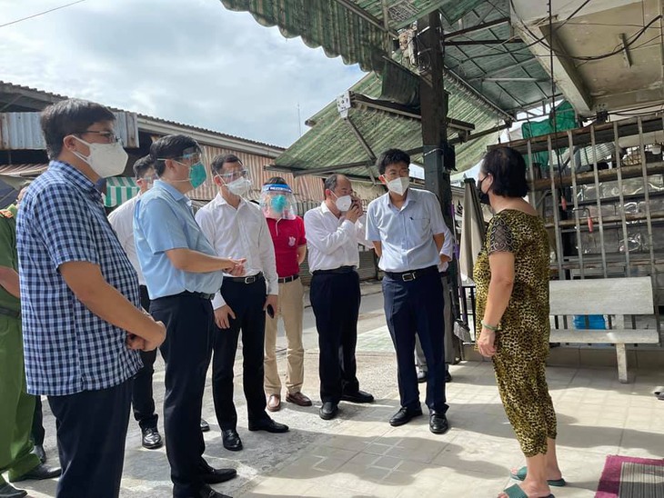 Bộ trưởng Nguyễn Thanh Long đưa túi thuốc và gói an sinh đến với người dân ở TP HCM - Ảnh 1. Bộ trưởng Nguyễn Thanh Long đưa túi thuốc và gói an sinh đến với người dân ở TP HCM - Ảnh 1.