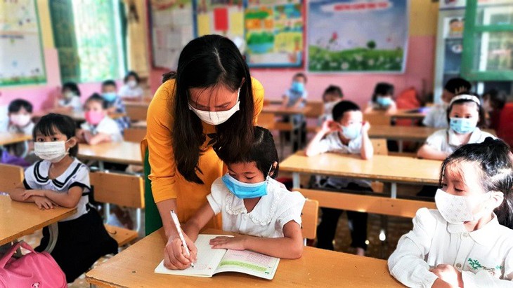 Bộ GD&ĐT: Dạy trực tuyến với học sinh lớp 1 phải phù hợp tâm sinh lý lứa tuổi - Ảnh 4. Bộ GD&ĐT: Dạy trực tuyến với học sinh lớp 1 phải phù hợp tâm sinh lý lứa tuổi - Ảnh 4.
