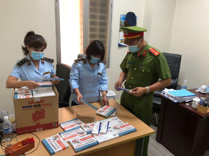 Hà Nội: Phát hiện thiếu nữ gom 145 kit test nhanh COVID-19 không rõ nguồn gốc để bán kiếm lời - Ảnh 2.