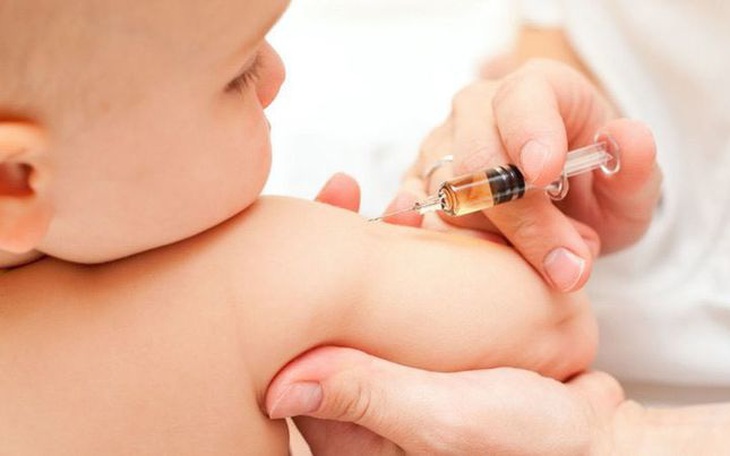 Trẻ sốt sau tiêm vaccine, cha mẹ cần lưu ý gì?