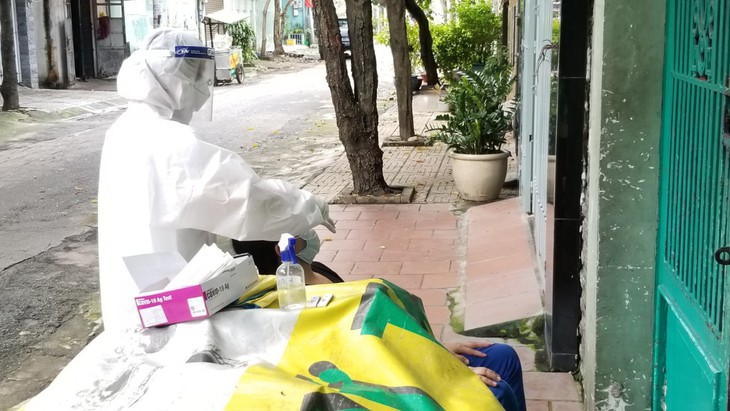 TP.HCM: 1.117.000 người dân ở "vùng đỏ" và "vùng cam" được test nhanh SARS-CoV-2 - Ảnh 3. TP.HCM: 1.117.000 người dân ở "vùng đỏ" và "vùng cam" được test nhanh SARS-CoV-2 - Ảnh 3.