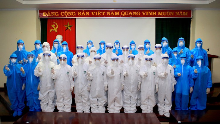 52 y, bác sĩ BV TW Huế lên đường làm nhiệm vụ tại Trung tâm hồi sức tích cực người bệnh COVID-19 - Ảnh 1. 52 y, bác sĩ BV TW Huế lên đường làm nhiệm vụ tại Trung tâm hồi sức tích cực người bệnh COVID-19 - Ảnh 1.