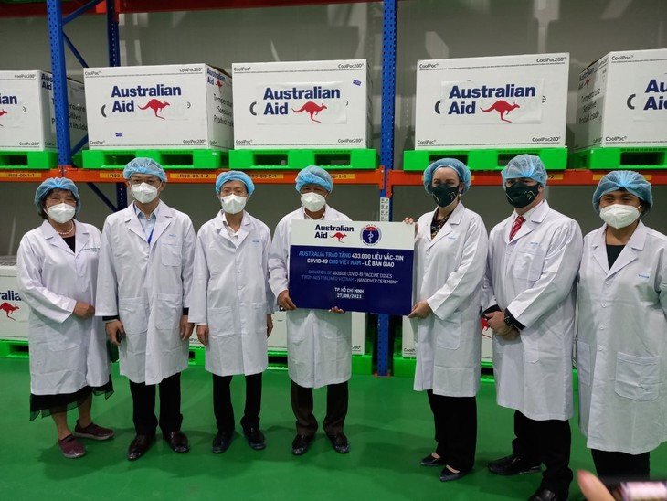 Thứ trưởng Nguyễn Trường Sơn và Tổng lãnh sự Australia Julianne Cowley bàn giao 403 nghìn liều vắc xin. Thứ trưởng Nguyễn Trường Sơn và Tổng lãnh sự Australia Julianne Cowley bàn giao 403 nghìn liều vắc xin.