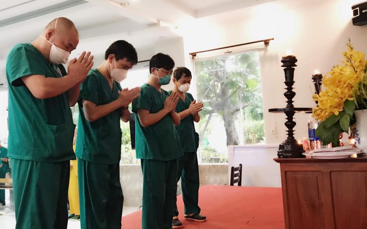 Cha đột ngột qua đời, người con trai duy nhất nén đau thương ở lại 'tâm dịch' làm nhiệm vụ