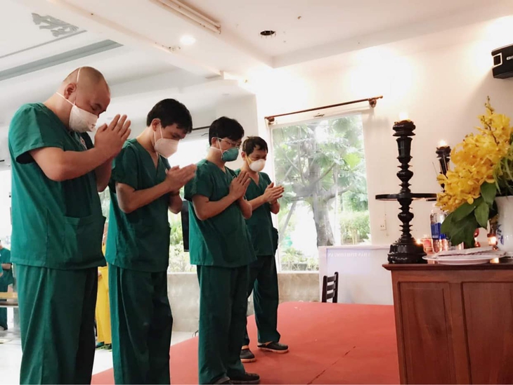 Cha đột ngột qua đời, điều dưỡng BVTW Thái Nguyên nén đau thương ở lại 'tâm dịch' làm nhiệm vụ - Ảnh 2. Cha đột ngột qua đời, điều dưỡng BVTW Thái Nguyên nén đau thương ở lại 'tâm dịch' làm nhiệm vụ - Ảnh 2.
