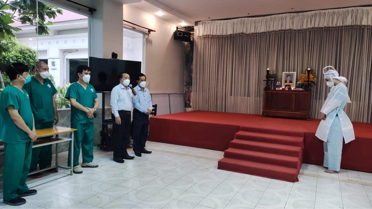 Cha đột ngột qua đời, điều dưỡng BVTW Thái Nguyên nén đau thương ở lại 'tâm dịch' làm nhiệm vụ - Ảnh 3. Cha đột ngột qua đời, điều dưỡng BVTW Thái Nguyên nén đau thương ở lại 'tâm dịch' làm nhiệm vụ - Ảnh 3.
