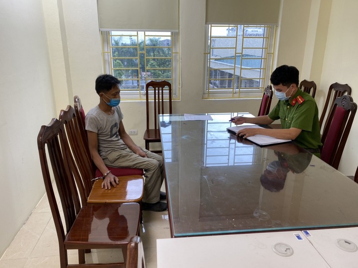 Hà Nội: Bị yêu cầu khai báo y tế, người đàn ông cầm dao đuổi chém Chỉ huy trưởng quân sự xã - Ảnh 2. Hà Nội: Bị yêu cầu khai báo y tế, người đàn ông cầm dao đuổi chém Chỉ huy trưởng quân sự xã - Ảnh 2.