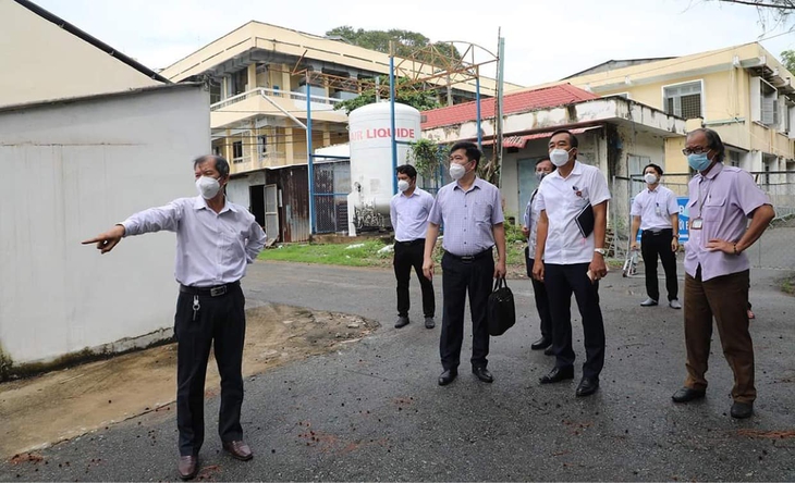 Tổ Công tác Bộ Y tế kiểm tra Bệnh viện Dã chiến điều trị bệnh nhân COVID-19 tỉnh Sóc Trăng - Ảnh 2. Tổ Công tác Bộ Y tế kiểm tra cơ sở hạ tầng của Bệnh viện Dã chiến