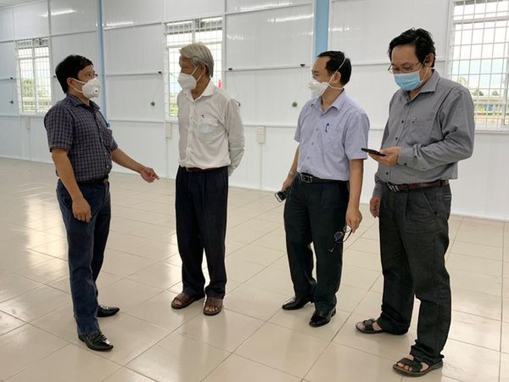 Đoàn công tác Bộ Y tế khảo sát việc nâng cấp, xây dựng Bệnh viện Hồi sức tích cực (ICU) tại Bệnh viện Dã chiến số 1 tỉnh Trà Vinh. BS Hoàng Trọng Hanh ( thứ 2 từ phải sang) Đoàn công tác Bộ Y tế khảo sát việc nâng cấp, xây dựng Bệnh viện Hồi sức tích cực (ICU) tại Bệnh viện Dã chiến số 1 tỉnh Trà Vinh. BS Hoàng Trọng Hanh ( thứ 2 từ phải sang)