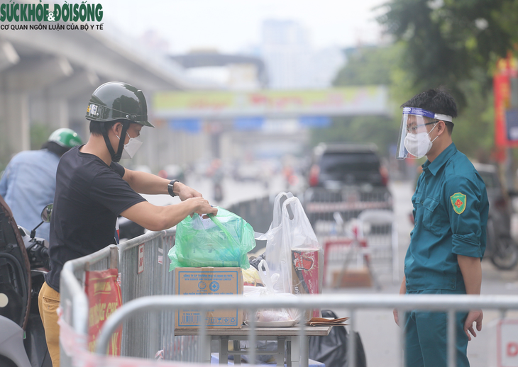[Ảnh] Liên tục đưa F1 đi cách ly từ "ổ dịch" phức tạp nhất Hà Nội - Ảnh 8.
