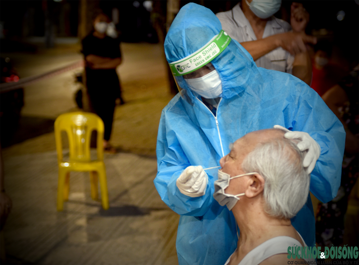 TP Vinh phát hiện hơn 30 ca mắc COVID-19 sau xét nghiệm sàng lọc diện rộng - Ảnh 2.
