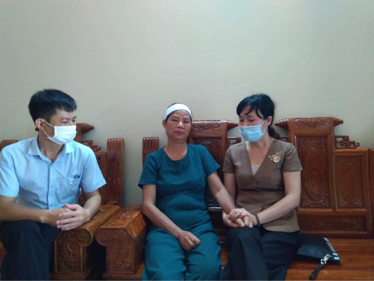 Bộ trưởng Bộ Y tế Nguyễn Thanh Long gửi lời chia buồn sâu sắc đến gia đình điều dưỡng có cha qua đời - Ảnh 2. Đoàn công tác của Bệnh viện Trung ương Thái Nguyên chia buồn cùng thân mẫu điều dưỡng Nguyễn Đình Hùng