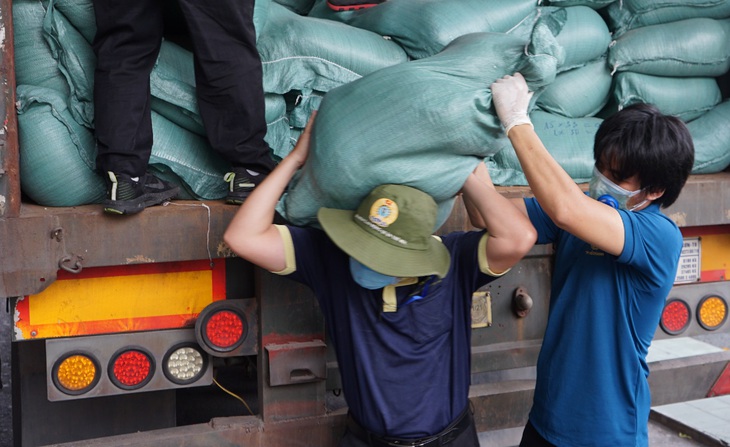 Gạo, tép khô, nước mắm… từ quê lúa Thái Bình vào tâm dịch TP.HCM - Ảnh 6.