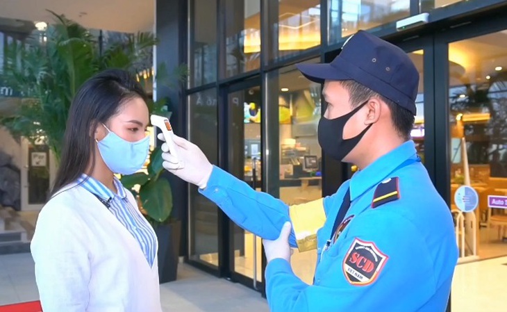 Nguyên tắc an toàn khi đi chợ, siêu thị mùa giãn cách - Ảnh 1. Kiểm tra thân nhiệt trước khi vào siêu thị, trung tâm thương mại