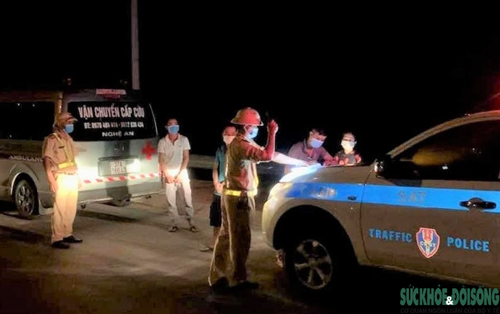 Dùng xe cứu thương chở người định “thông chốt” kiểm soát ở Nghệ An - Ảnh 2. Dùng xe cứu thương chở người định “thông chốt” kiểm soát ở Nghệ An - Ảnh 2.