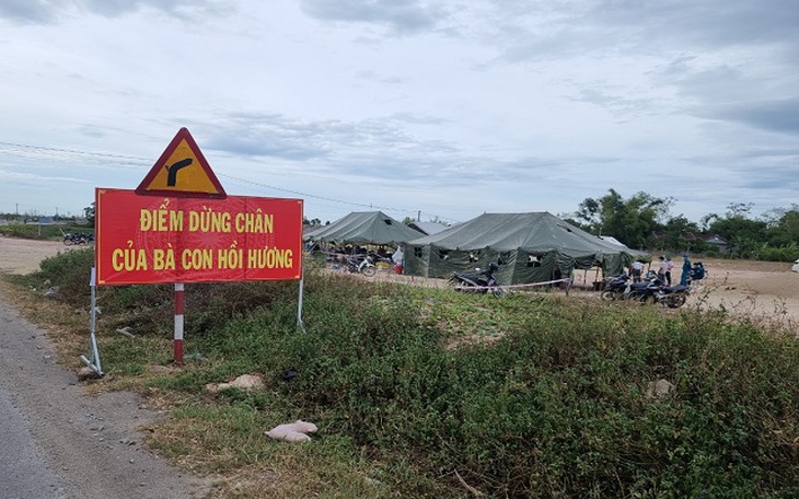 Ấm lòng trạm dừng dân "tiếp sức" người dân về quê tránh dịch - Ảnh 1. Ấm lòng trạm dừng dân "tiếp sức" người dân về quê tránh dịch - Ảnh 1.