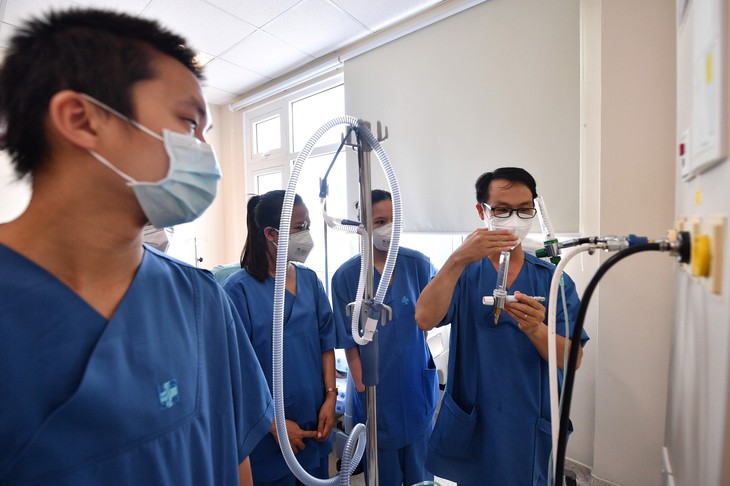 36 giờ thành lập Trung tâm Hồi sức tích cực COVID-19 quy mô 250 giường bệnh - Ảnh 2.