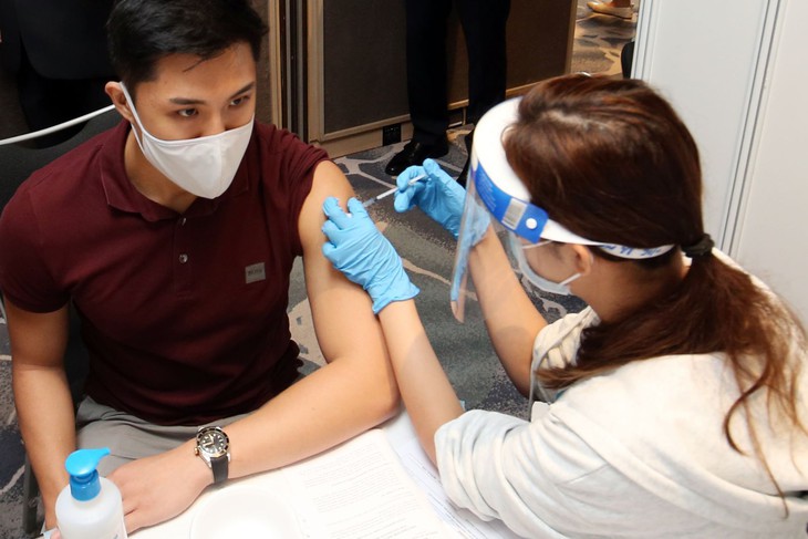 Để tăng tốc tiêm chủng vaccine ngừa COVID-19 trên thế giới, tận dụng những ưu điểm khác nhau của các loại vaccine, nhiều nước trên thế giới áp dụng, phê chuẩn cũng như thử nghiệm tiêm kết hợp 2 liều vaccine khác nhau. Để tăng tốc tiêm chủng vaccine ngừa COVID-19 trên thế giới, tận dụng những ưu điểm khác nhau của các loại vaccine, nhiều nước trên thế giới áp dụng, phê chuẩn cũng như thử nghiệm tiêm kết hợp 2 liều vaccine khác nhau.
